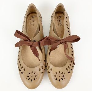 Born Jerrica Lace Up Flats 9.5 Eyelet Tan Ribbon